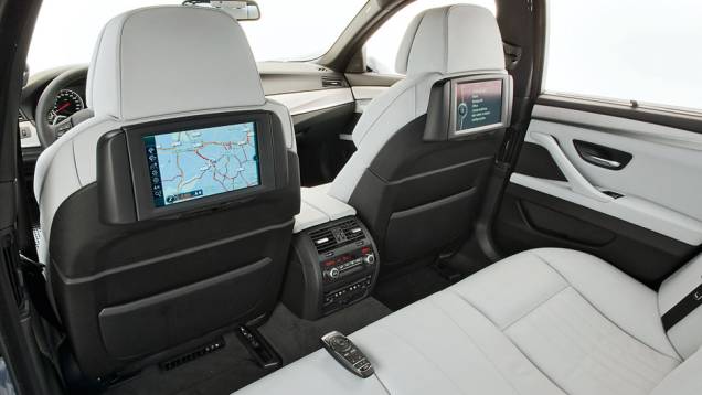 Para quem viaja atrás, não falta espaço nem entretenimento | <a href="https://preprod.quatrorodas.abril.com.br/carros/testes/bmw-m5-4-4-v8-714834.shtml" rel="migration">Leia mais</a> Para quem viaja atrás, não falta espaço nem entretenimento | <a href="https://preprod.quatrorodas.abril.com.br/carros/testes/bmw-m5-4-4-v8-714834.shtml" rel="migration">Leia mais</a>
