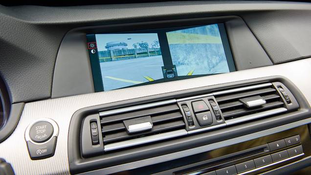 Duas câmeras mostram áreas próximas às extremidades na dianteira | <a href="https://preprod.quatrorodas.abril.com.br/carros/testes/bmw-m5-4-4-v8-714834.shtml" rel="migration">Leia mais</a> Duas câmeras mostram áreas próximas às extremidades na dianteira | <a href="https://preprod.quatrorodas.abril.com.br/carros/testes/bmw-m5-4-4-v8-714834.shtml" rel="migration">Leia mais</a>