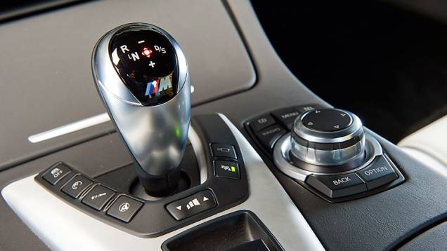 Teclas de ajuste em volta do câmbio | <a href="https://preprod.quatrorodas.abril.com.br/carros/testes/bmw-m5-4-4-v8-714834.shtml" rel="migration">Leia mais</a> Teclas de ajuste em volta do câmbio | <a href="https://preprod.quatrorodas.abril.com.br/carros/testes/bmw-m5-4-4-v8-714834.shtml" rel="migration">Leia mais</a>