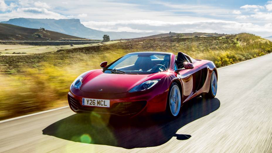 Capota é rebatida em 17 segundos e com o carroa até 30 km/h | <a href="https://preprod.quatrorodas.abril.com.br/carros/impressoes/mclaren-mp4-12c-spider-736652.shtml" rel="migration">Leia mais</a>