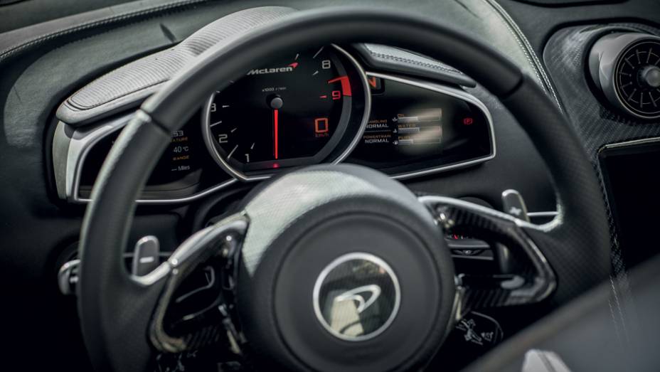 A troca de marcha manual só pode ser feita pelas borboletas no volante | <a href="https://preprod.quatrorodas.abril.com.br/carros/impressoes/mclaren-mp4-12c-spider-736652.shtml" rel="migration">Leia mais</a> A troca de marcha manual só pode ser feita pelas borboletas no volante | <a href="https://preprod.quatrorodas.abril.com.br/carros/impressoes/mclaren-mp4-12c-spider-736652.shtml" rel="migration">Leia mais</a>