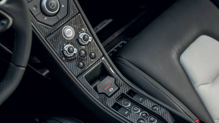 Console reúne os comandos que ajustam o carro ao estilo do piloto | <a href="https://preprod.quatrorodas.abril.com.br/carros/impressoes/mclaren-mp4-12c-spider-736652.shtml" rel="migration">Leia mais</a> Console reúne os comandos que ajustam o carro ao estilo do piloto | <a href="https://preprod.quatrorodas.abril.com.br/carros/impressoes/mclaren-mp4-12c-spider-736652.shtml" rel="migration">Leia mais</a>