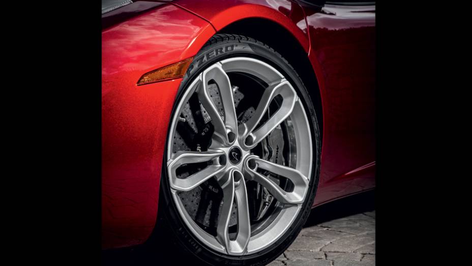 Os freios de carbono-cerâmica são itens opcionais | <a href="https://preprod.quatrorodas.abril.com.br/carros/impressoes/mclaren-mp4-12c-spider-736652.shtml" rel="migration">Leia mais</a> Os freios de carbono-cerâmica são itens opcionais | <a href="https://preprod.quatrorodas.abril.com.br/carros/impressoes/mclaren-mp4-12c-spider-736652.shtml" rel="migration">Leia mais</a>