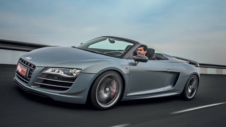 Pintura fosca diferencia o visual do R8 GT Spyder | <a href="https://preprod.quatrorodas.abril.com.br/carros/testes/audi-r8-gt-spyder-736694.shtml" rel="migration">Leia mais</a>