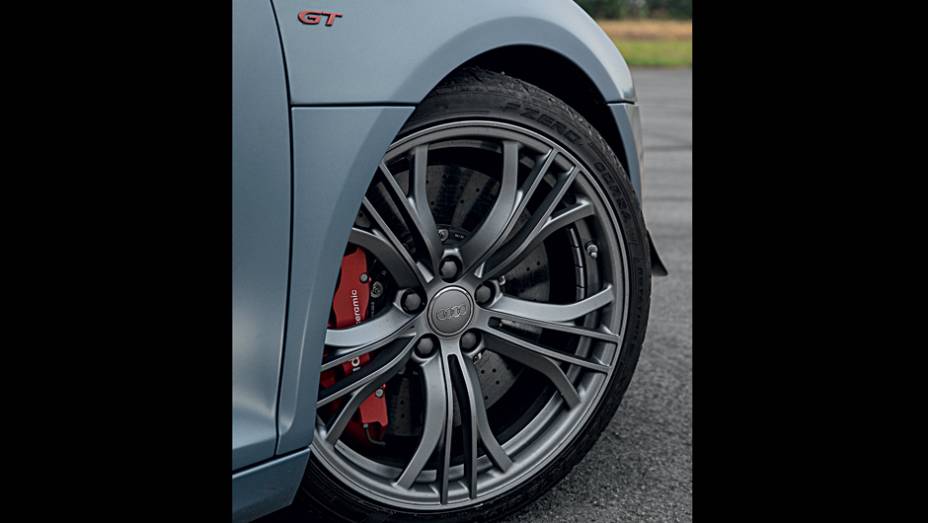 Rodas sob medida para abrigar os freios maiores | <a href="https://preprod.quatrorodas.abril.com.br/carros/testes/audi-r8-gt-spyder-736694.shtml" rel="migration">Leia mais</a> Rodas sob medida para abrigar os freios maiores | <a href="https://preprod.quatrorodas.abril.com.br/carros/testes/audi-r8-gt-spyder-736694.shtml" rel="migration">Leia mais</a>