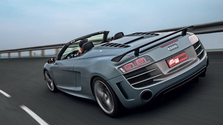 Aerof&oacute;lio e extratores s&atilde;o de fibra de carbono | <a href="https://preprod.quatrorodas.abril.com.br/carros/testes/audi-r8-gt-spyder-736694.shtml" rel="migration">Leia mais</a>