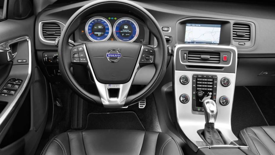 Interior é compartilhado com o sedã. O painel azul faz parte do pacote R-Design | <a href="https://preprod.quatrorodas.abril.com.br/carros/testes/volvo-v60-716488.shtml" rel="migration">Leia mais</a>