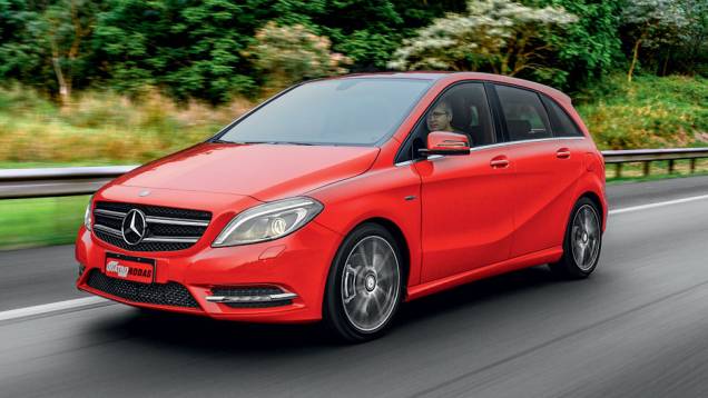 Leds e faróis de xenônio equipam versão Sport | <a href="https://preprod.quatrorodas.abril.com.br/carros/lancamentos/mercedes-benz-b-200-turbo-724725.shtml" rel="migration">Leia mais</a> Leds e faróis de xenônio equipam versão Sport | <a href="https://preprod.quatrorodas.abril.com.br/carros/lancamentos/mercedes-benz-b-200-turbo-724725.shtml" rel="migration">Leia mais</a>
