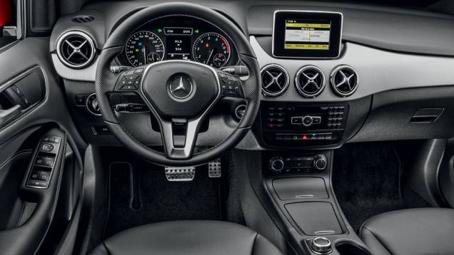 Tela multimídia (sem GPS) tem design de tablet | <a href="https://preprod.quatrorodas.abril.com.br/carros/lancamentos/mercedes-benz-b-200-turbo-724725.shtml" rel="migration">Leia mais</a> Tela multimídia (sem GPS) tem design de tablet | <a href="https://preprod.quatrorodas.abril.com.br/carros/lancamentos/mercedes-benz-b-200-turbo-724725.shtml" rel="migration">Leia mais</a>