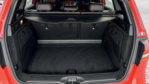 No porta-malas, cabem 488 litros de bagagem | <a href="https://preprod.quatrorodas.abril.com.br/carros/lancamentos/mercedes-benz-b-200-turbo-724725.shtml" rel="migration">Leia mais</a> No porta-malas, cabem 488 litros de bagagem | <a href="https://preprod.quatrorodas.abril.com.br/carros/lancamentos/mercedes-benz-b-200-turbo-724725.shtml" rel="migration">Leia mais</a>