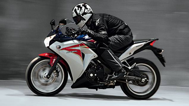 Menorzinha, exige contorcionismo de pilotos mais altos | <a href="https://preprod.quatrorodas.abril.com.br/moto/testes/kawasaki-ninja-300-x-honda-cbr-250r-741248.shtml" rel="migration">Leia mais</a> Menorzinha, exige contorcionismo de pilotos mais altos | <a href="https://preprod.quatrorodas.abril.com.br/moto/testes/kawasaki-ninja-300-x-honda-cbr-250r-741248.shtml" rel="migration">Leia mais</a>