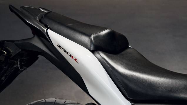 Banco duplo com mais espuma na CBR 250R | <a href="https://preprod.quatrorodas.abril.com.br/moto/testes/kawasaki-ninja-300-x-honda-cbr-250r-741248.shtml" rel="migration">Leia mais</a> Banco duplo com mais espuma na CBR 250R | <a href="https://preprod.quatrorodas.abril.com.br/moto/testes/kawasaki-ninja-300-x-honda-cbr-250r-741248.shtml" rel="migration">Leia mais</a>