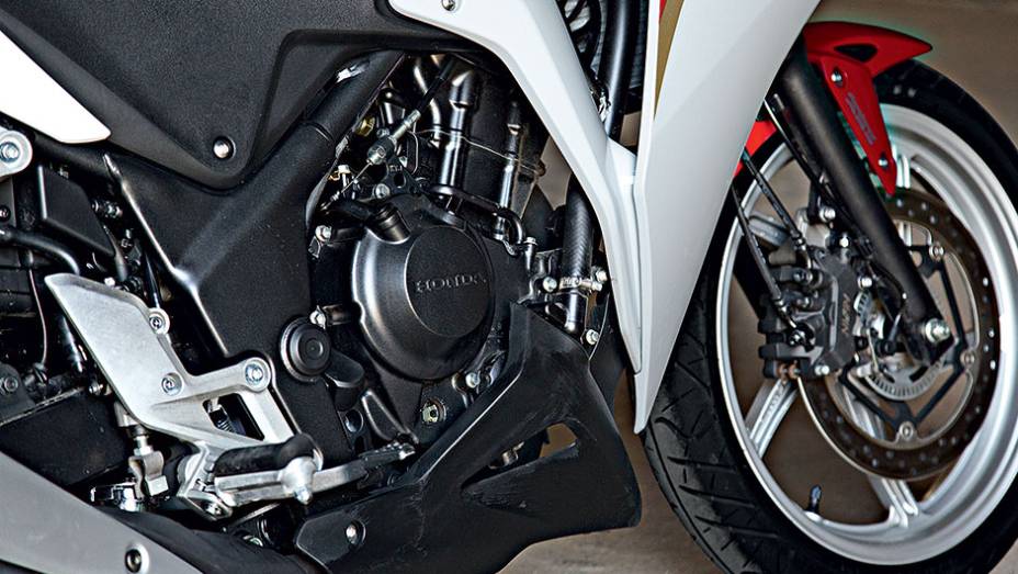 Monocilindro de 250 cc refrigerado a l&iacute;quido | <a href="https://preprod.quatrorodas.abril.com.br/moto/testes/kawasaki-ninja-300-x-honda-cbr-250r-741248.shtml" rel="migration">Leia mais</a>