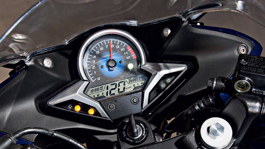 Painel moderno possui boa leitura, com elevado nível de informações | <a href="https://preprod.quatrorodas.abril.com.br/moto/testes/kawasaki-ninja-300-x-honda-cbr-250r-741248.shtml" rel="migration">Leia mais</a>