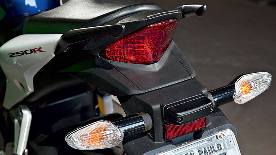 Piscas e placa isolados para facilitar remoção | <a href="https://preprod.quatrorodas.abril.com.br/moto/testes/kawasaki-ninja-300-x-honda-cbr-250r-741248.shtml" rel="migration">Leia mais</a>