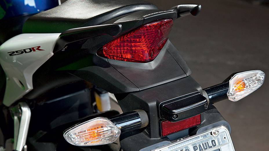Piscas e placa isolados para facilitar remo&ccedil;&atilde;o | <a href="https://preprod.quatrorodas.abril.com.br/moto/testes/kawasaki-ninja-300-x-honda-cbr-250r-741248.shtml" rel="migration">Leia mais</a>