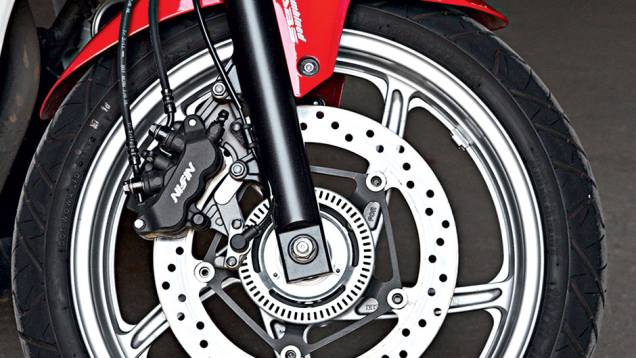 Com C-ABS, a CBR traz o 3º pistão na frente | <a href="https://preprod.quatrorodas.abril.com.br/moto/testes/kawasaki-ninja-300-x-honda-cbr-250r-741248.shtml" rel="migration">Leia mais</a> Com C-ABS, a CBR traz o 3º pistão na frente | <a href="https://preprod.quatrorodas.abril.com.br/moto/testes/kawasaki-ninja-300-x-honda-cbr-250r-741248.shtml" rel="migration">Leia mais</a>