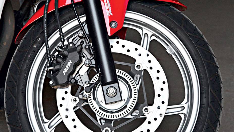 Com C-ABS, a CBR traz o 3&ordm; pist&atilde;o na frente | <a href="https://preprod.quatrorodas.abril.com.br/moto/testes/kawasaki-ninja-300-x-honda-cbr-250r-741248.shtml" rel="migration">Leia mais</a>