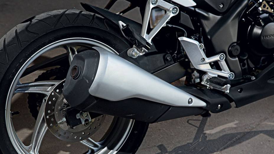 Ponteira da Honda tem menos sofistica&ccedil;&atilde;o | <a href="https://preprod.quatrorodas.abril.com.br/moto/testes/kawasaki-ninja-300-x-honda-cbr-250r-741248.shtml" rel="migration">Leia mais</a>
