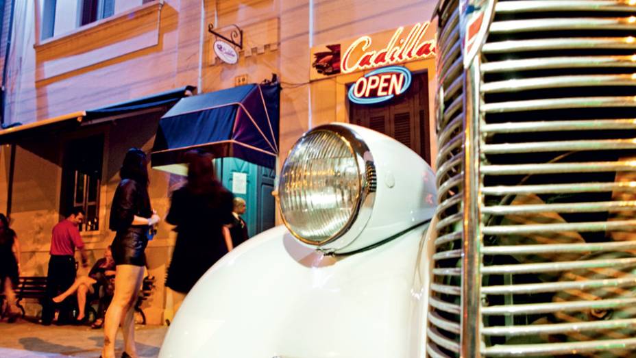 Quem vê a fachada do Cadillac Vintage Bar, em Santos... | <a href="https://preprod.quatrorodas.abril.com.br/reportagens/geral/clima-garagem-724995.shtml" rel="migration">Leia mais</a>