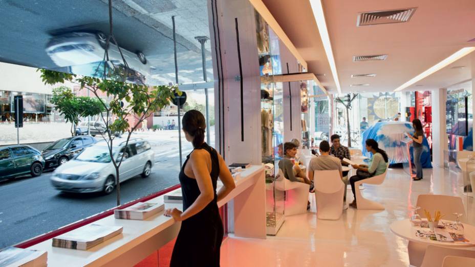 .. e até um pequeno restaurante: inspiração parisiense replicada em São Paulo | <a href="https://preprod.quatrorodas.abril.com.br/reportagens/geral/clima-garagem-724995.shtml" rel="migration">Leia mais</a>