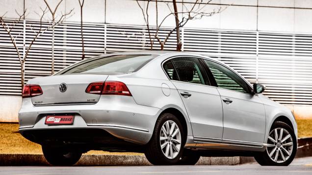 O Passat é o único que tem o escape oculto | <a href="https://preprod.quatrorodas.abril.com.br/carros/comparativos/sedas-executivos-725990.shtml" rel="migration">Leia mais</a> O Passat é o único que tem o escape oculto | <a href="https://preprod.quatrorodas.abril.com.br/carros/comparativos/sedas-executivos-725990.shtml" rel="migration">Leia mais</a>