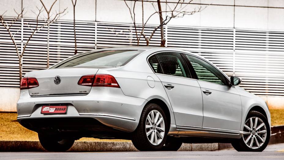 O Passat é o único que tem o escape oculto | <a href="https://preprod.quatrorodas.abril.com.br/carros/comparativos/sedas-executivos-725990.shtml" rel="migration">Leia mais</a> O Passat é o único que tem o escape oculto | <a href="https://preprod.quatrorodas.abril.com.br/carros/comparativos/sedas-executivos-725990.shtml" rel="migration">Leia mais</a>