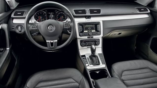 O VW tem câmbio automatizado de duas embreagens | <a href="https://preprod.quatrorodas.abril.com.br/carros/comparativos/sedas-executivos-725990.shtml" rel="migration">Leia mais</a> O VW tem câmbio automatizado de duas embreagens | <a href="https://preprod.quatrorodas.abril.com.br/carros/comparativos/sedas-executivos-725990.shtml" rel="migration">Leia mais</a>