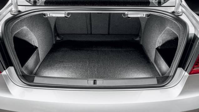 Porta-malas é o maior: 485 litros | <a href="https://preprod.quatrorodas.abril.com.br/carros/comparativos/sedas-executivos-725990.shtml" rel="migration">Leia mais</a> Porta-malas é o maior: 485 litros | <a href="https://preprod.quatrorodas.abril.com.br/carros/comparativos/sedas-executivos-725990.shtml" rel="migration">Leia mais</a>