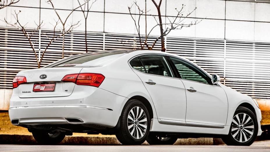 Kia tem linhas mais suaves que o irmão da Hyundai | <a href="https://preprod.quatrorodas.abril.com.br/carros/comparativos/sedas-executivos-725990.shtml" rel="migration">Leia mais</a> Kia tem linhas mais suaves que o irmão da Hyundai | <a href="https://preprod.quatrorodas.abril.com.br/carros/comparativos/sedas-executivos-725990.shtml" rel="migration">Leia mais</a>