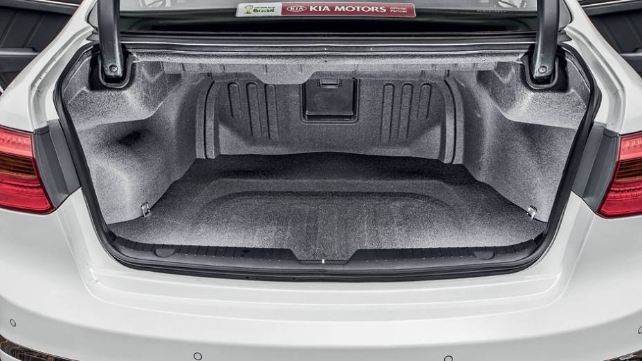 O bagageiro é 10 litros menor, com 451 litros | <a href="https://preprod.quatrorodas.abril.com.br/carros/comparativos/sedas-executivos-725990.shtml" rel="migration">Leia mais</a> O bagageiro é 10 litros menor, com 451 litros | <a href="https://preprod.quatrorodas.abril.com.br/carros/comparativos/sedas-executivos-725990.shtml" rel="migration">Leia mais</a>