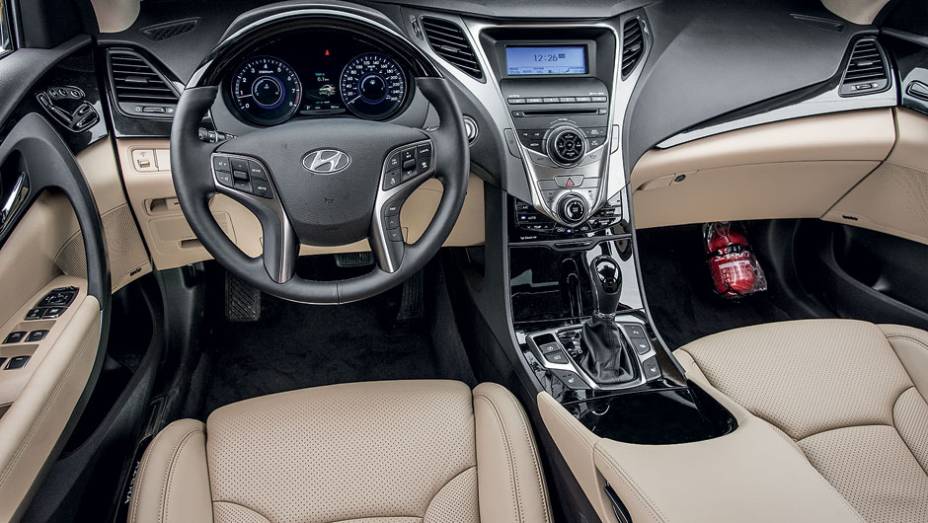 Interior claro reforça visual mais jovem | <a href="https://preprod.quatrorodas.abril.com.br/carros/comparativos/sedas-executivos-725990.shtml" rel="migration">Leia mais</a>