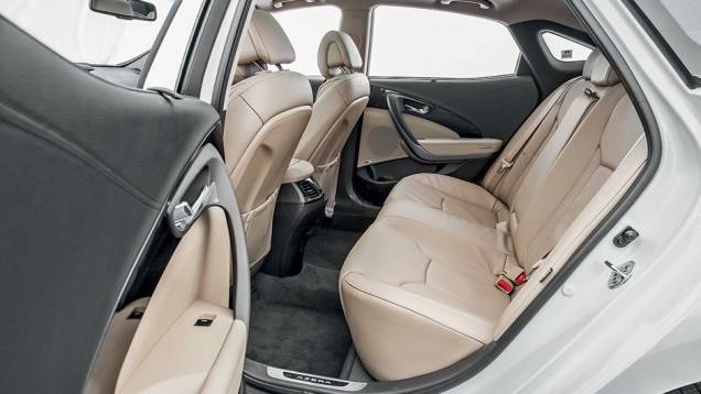 ...para a cabeça do motorista | <a href="https://preprod.quatrorodas.abril.com.br/carros/comparativos/sedas-executivos-725990.shtml" rel="migration">Leia mais</a> ...para a cabeça do motorista | <a href="https://preprod.quatrorodas.abril.com.br/carros/comparativos/sedas-executivos-725990.shtml" rel="migration">Leia mais</a>