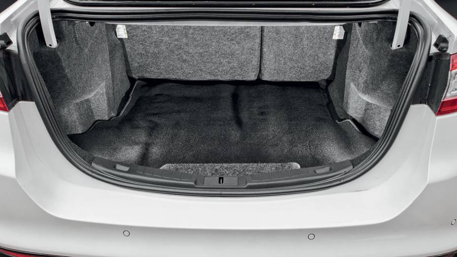 Porta-malas tem capacidade para 453 litros | <a href="https://preprod.quatrorodas.abril.com.br/carros/comparativos/sedas-executivos-725990.shtml" rel="migration">Leia mais</a> Porta-malas tem capacidade para 453 litros | <a href="https://preprod.quatrorodas.abril.com.br/carros/comparativos/sedas-executivos-725990.shtml" rel="migration">Leia mais</a>