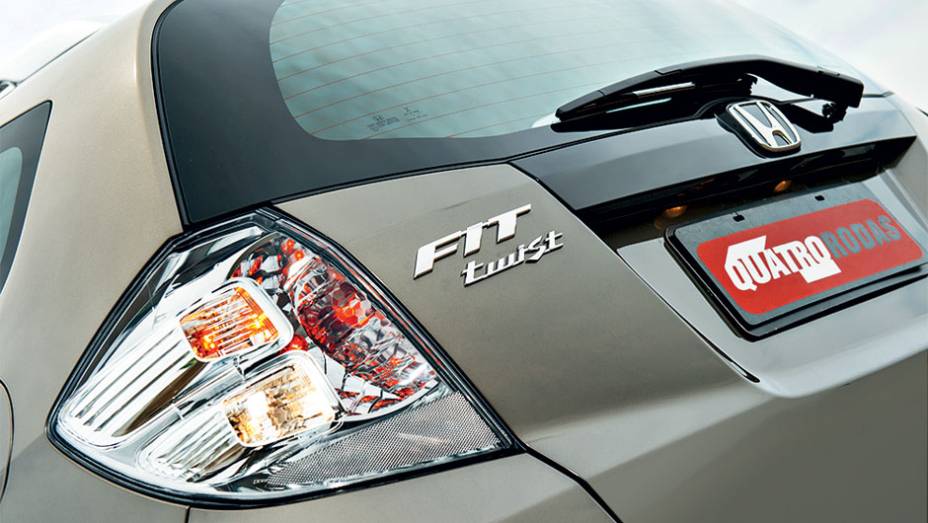 Faróis, lanternas, para-choques e grade têm desenho próprio... | <a href="https://preprod.quatrorodas.abril.com.br/carros/lancamentos/honda-fit-twist-725226.shtml" rel="migration">Leia mais</a>