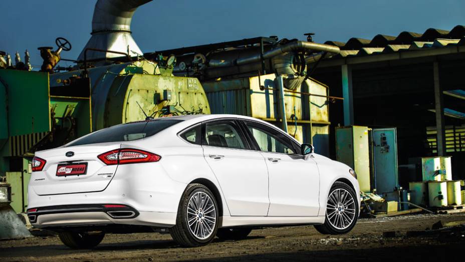 Traseira de Jaguar, outra marca que pertenceu à Ford | <a href="https://preprod.quatrorodas.abril.com.br/carros/testes/ford-fusion-2-0-ecoboost-725620.shtml" rel="migration">Leia mais</a>