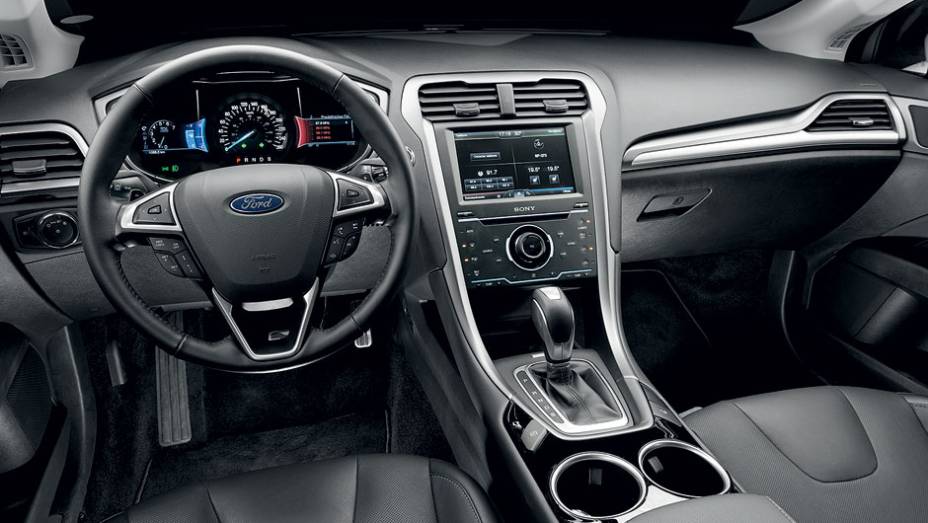 Cabine tem mescla agradável de cores, brilhos e texturas | <a href="https://preprod.quatrorodas.abril.com.br/carros/testes/ford-fusion-2-0-ecoboost-725620.shtml" rel="migration">Leia mais</a>