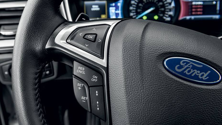 Câmbio, som e cruise-control no volante | <a href="https://preprod.quatrorodas.abril.com.br/carros/testes/ford-fusion-2-0-ecoboost-725620.shtml" rel="migration">Leia mais</a>