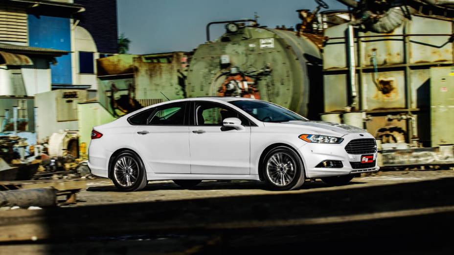 Queda acentuada da coluna C: sedã com ar de cupê | <a href="https://preprod.quatrorodas.abril.com.br/carros/testes/ford-fusion-2-0-ecoboost-725620.shtml" rel="migration">Leia mais</a>