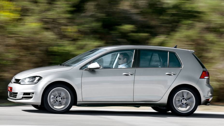 O Golf ficou 5,6 cm mais longo e 3 cm mais baixo | <a href="https://preprod.quatrorodas.abril.com.br/carros/lancamentos/volkswagen-golf-vii-749855.shtml" rel="migration">Saiba mais sobre o novo Golf no Brasil</a> | <a href="https://preprod.quatrorodas.abril.com.br/carros/impressoes/volkswage" rel="migration"></a>