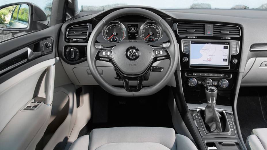 Painel mais voltado para o motorista | <a href="https://preprod.quatrorodas.abril.com.br/carros/lancamentos/volkswagen-golf-vii-749855.shtml" rel="migration">Saiba mais sobre o novo Golf no Brasil</a> | <a href="https://preprod.quatrorodas.abril.com.br/carros/impressoes/volkswagen-golf-72547" rel="migration"></a>