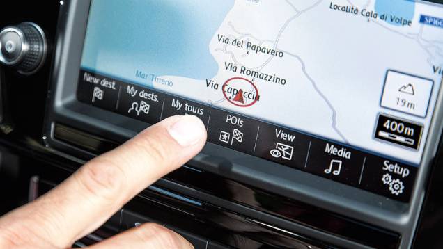 Monitor sensível ao toque é de série | <a href="https://preprod.quatrorodas.abril.com.br/carros/lancamentos/volkswagen-golf-vii-749855.shtml" rel="migration">Saiba mais sobre o novo Golf no Brasil</a> | <a href="https://preprod.quatrorodas.abril.com.br/carros/impressoes/vol" rel="migration"></a> Monitor sensível ao toque é de série | <a href="https://preprod.quatrorodas.abril.com.br/carros/lancamentos/volkswagen-golf-vii-749855.shtml" rel="migration">Saiba mais sobre o novo Golf no Brasil</a> | <a href="https://preprod.quatrorodas.abril.com.br/carros/impressoes/vol" rel="migration"></a>