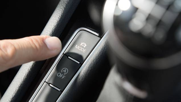 No botão, três ajustes de pilotagem | <a href="https://preprod.quatrorodas.abril.com.br/carros/lancamentos/volkswagen-golf-vii-749855.shtml" rel="migration">Saiba mais sobre o novo Golf no Brasil</a> | <a href="https://preprod.quatrorodas.abril.com.br/carros/impressoes/volkswagen" rel="migration"></a> No botão, três ajustes de pilotagem | <a href="https://preprod.quatrorodas.abril.com.br/carros/lancamentos/volkswagen-golf-vii-749855.shtml" rel="migration">Saiba mais sobre o novo Golf no Brasil</a> | <a href="https://preprod.quatrorodas.abril.com.br/carros/impressoes/volkswagen" rel="migration"></a>