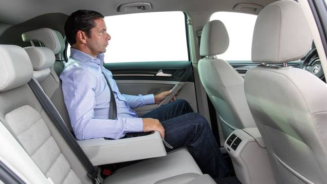 Atrás, bom espaço para a cabeça de quem tem 1,80 metro | <a href="https://preprod.quatrorodas.abril.com.br/carros/lancamentos/volkswagen-golf-vii-749855.shtml" rel="migration">Saiba mais sobre o novo Golf no Brasil</a> | <a href="https://preprod.quatrorodas.abril.com.br/car" rel="migration"></a> Atrás, bom espaço para a cabeça de quem tem 1,80 metro | <a href="https://preprod.quatrorodas.abril.com.br/carros/lancamentos/volkswagen-golf-vii-749855.shtml" rel="migration">Saiba mais sobre o novo Golf no Brasil</a> | <a href="https://preprod.quatrorodas.abril.com.br/car" rel="migration"></a>