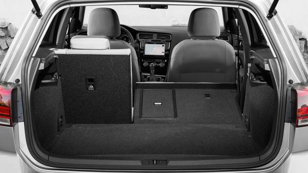Banco traseiro bipartido 60/40 e 380 litros para bagagem | <a href="https://preprod.quatrorodas.abril.com.br/carros/lancamentos/volkswagen-golf-vii-749855.shtml" rel="migration">Saiba mais sobre o novo Golf no Brasil</a> | <a href="https://preprod.quatrorodas.abril.com.br/carros/impressoes/v" rel="migration"></a> Banco traseiro bipartido 60/40 e 380 litros para bagagem | <a href="https://preprod.quatrorodas.abril.com.br/carros/lancamentos/volkswagen-golf-vii-749855.shtml" rel="migration">Saiba mais sobre o novo Golf no Brasil</a> | <a href="https://preprod.quatrorodas.abril.com.br/carros/impressoes/v" rel="migration"></a>