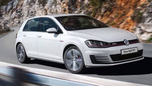 O venerado esportivo GTI volta ao país com um motor 2.0 TSI de 220 cv | <a href="https://preprod.quatrorodas.abril.com.br/carros/lancamentos/volkswagen-golf-vii-749855.shtml" rel="migration">Saiba mais sobre o novo Golf no Brasil</a> | <a href="https://preprod.quatrorodas.abril.com.br/carro" rel="migration"></a> O venerado esportivo GTI volta ao país com um motor 2.0 TSI de 220 cv | <a href="https://preprod.quatrorodas.abril.com.br/carros/lancamentos/volkswagen-golf-vii-749855.shtml" rel="migration">Saiba mais sobre o novo Golf no Brasil</a> | <a href="https://preprod.quatrorodas.abril.com.br/carro" rel="migration"></a>