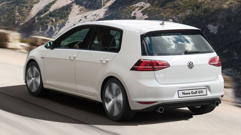 Rodas de liga leve exclusivas e ponteira de escapamento dupla, apenas no GTI | <a href="https://preprod.quatrorodas.abril.com.br/carros/lancamentos/volkswagen-golf-vii-749855.shtml" rel="migration">Saiba mais sobre o novo Golf no Brasil</a> | <a href="https://preprod.quatrorodas.abril.com.br" rel="migration"></a>