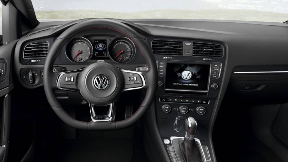 O interior chama atenção pelas costuras vermelhas nos bancos e volante com base achatada | <a href="https://preprod.quatrorodas.abril.com.br/carros/lancamentos/volkswagen-golf-vii-749855.shtml" rel="migration">Saiba mais sobre o novo Golf no Brasil</a> | <a href="https://quatrorodas." rel="migration"></a>