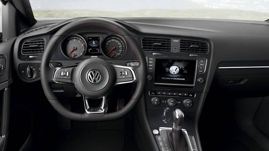 O interior chama aten&ccedil;&atilde;o pelas costuras vermelhas nos bancos e volante com base achatada | <a href="https://preprod.quatrorodas.abril.com.br/carros/lancamentos/volkswagen-golf-vii-749855.shtml" rel="migration">Saiba mais sobre o novo Golf no Brasil</a> | <a href="https://quatrorodas." rel="migration"></a>