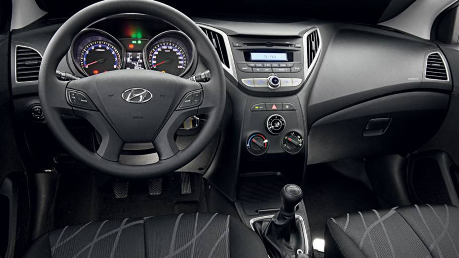O volante multifuncional agrega os comandos do sistema de som | <a href="https://preprod.quatrorodas.abril.com.br/carros/comparativos/hyundai-hb20-1-0-x-1-6-725959.shtml" rel="migration">Leia mais</a>